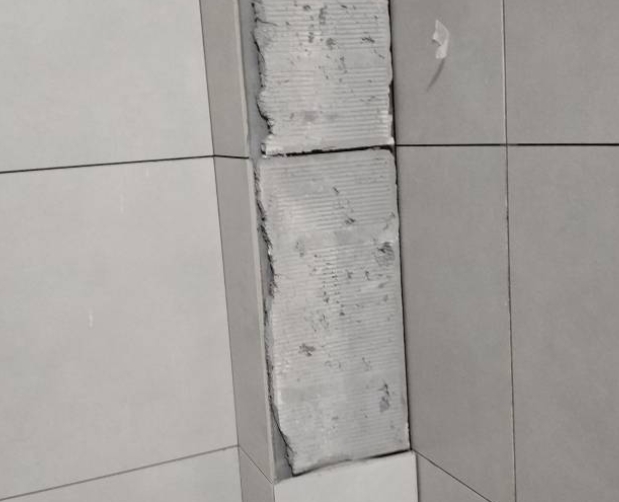 巢湖瓷砖空鼓维修公司分享下瓷砖施工前基层浇水润湿程度不足，可能导致以下问题